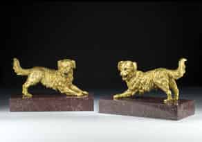 Detailabbildung:  Figurenpaar zweier in Bronze gegossener Hunde