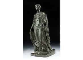 Detailabbildung:  Weibliche Bronzestatue nach der Antike, „Flora Farnese“