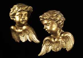 Detailabbildung:  Paar geschnitzte Engelsköpfe mit angesetzten Flügeln