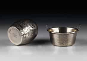 Detailabbildung:  Zwei kleine Silbergefäße mit hebräischen Bodenaufschriften