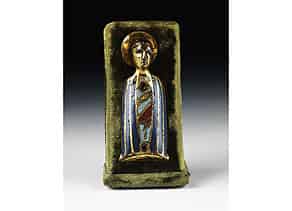 Detailabbildung:  Kleine feuervergoldete Heiligenfigur in Kupfer mit Zellschmelzemail