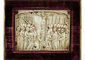 Detailabbildung:  Gotische Bildtafel mit Reliefschnitzerei in Elfenbein