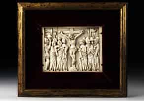 Detailabbildung:  Elfenbeinrelief mit Darstellung von Christus am Kreuz mit Assistenzfiguren