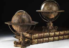 Detailabbildung:  Paar Globen auf geschnitzten Holzsockeln