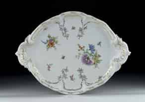 Detailabbildung:  Ovale Porzellanplatte im Rokokostil