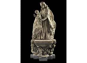 Detailabbildung:  Marienfigur mit Jesuskind in Steinmetzarbeit auf einem gotischen Sockel