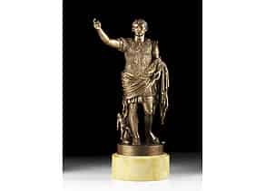 Detailabbildung:  Bronzestandbild des Kaisers Augustus