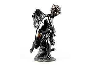 Detailabbildung:  Bronzefigur eines geflügelten Amorknäbleins