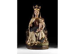 Detailabbildung:  Schnitzfigur einer thronenden Madonna mit Kind