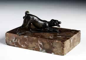 Detailabbildung:  Bronzefigürchen eines geduckten, bellenden Jagdhundes
