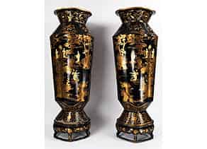 Detail images:  Paar monumentale, höchst dekorative und seltene Vestibül-Vasen im Chinoiserie-Stil