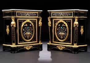 Detailabbildung:  Paar große, attraktive Anrichtkommoden mit Marmorplatten und reicher Bronzedekoration im Napoleon III-Stil