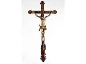 Detailabbildung:  Kreuz mit Corpus Christi und Madonnenfigur