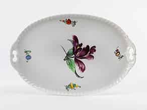 Detail images:  Ovales Porzellantablett mit durchbrochen gearbeiteten Seitenhenkeln und Blumenmalerei