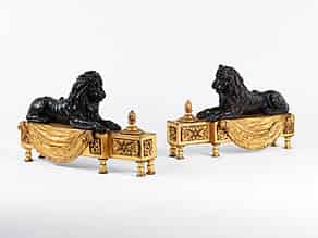 Detailabbildung:  Paar teilvergoldete Kaminböcke mit Löwenfiguren