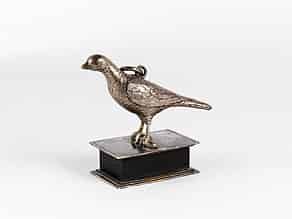Detailabbildung:  Kleine Vogelfigur in Silbermetall