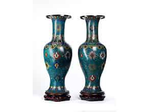 Detail images:  Bedeutendes Paar chinesischer Cloisonné-Vasen