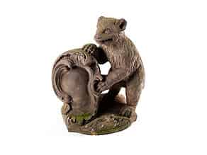 Detail images:  Steinfigur eines jungen Bären mit Wappenschild