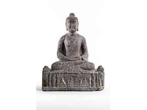 Detailabbildung:  Sitzende Buddhafigur in Stein