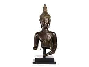 Detailabbildung:  Bronzetorso einer Buddhafigur