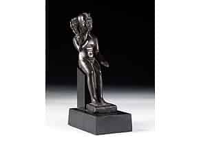 Detail images:  Ägyptische Bronzefigur des Harpokrates