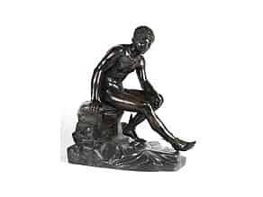 Detailabbildung:  Bronzefigur eines sitzenden Hermes