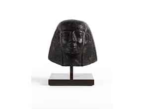 Detailabbildung:  Ägyptischer Granitkopf eines Jünglings mit Perücke