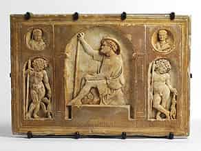 Detailabbildung:  Reliefplatte mit figürlichen Darstellungen und römisch-lateinischer Aufschrift