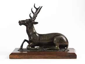 Detailabbildung:  Bronzefigur eines liegenden Hirsches