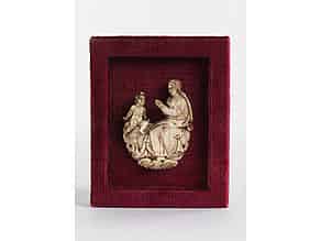 Detail images:  Elfenbein-Reliefschnitzerei einer Maria mit Kind