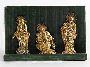 Detailabbildung:  Drei vergoldete Bronzerelief-Figuren