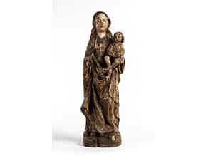 Detailabbildung:  Gotische Schnitzfigur einer Madonna mit Kind