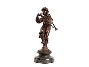 Detailabbildung:  Bronzefigur eines flötespielenden jungen Mannes