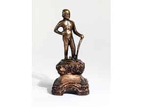 Detailabbildung:  Italienische Bronzefigur eines Schild haltenden Jünglings