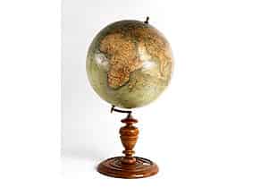 Detailabbildung:  Globus von L. J. Heymann mit gedrechseltem Holzfuss und Kompass