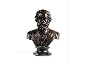 Detailabbildung:  Bronzefigur des Komponisten Guiseppe Verdi
