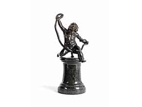 Detailabbildung:  Bronzefigur des Schlangen bändigenden Herkules als Kind