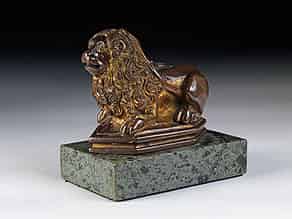 Detail images:  Sitzender Löwe in feuervergoldeter Bronze