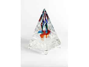 Detail images:  Glasobjekt in Form einer Pyramide