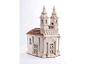 Detailabbildung:  Modell eines zweitürmigen Kirchengebäudes