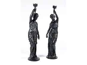Detailabbildung:  Paar Licht tragende Frauenfiguren
