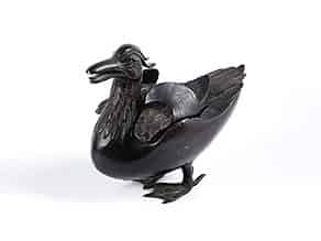 Detail images:  Chinesisches Bronzegefäß in Form einer Ente