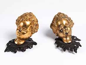 Detailabbildung:  Zwei jugendliche Köpfe in vergoldeter Bronze