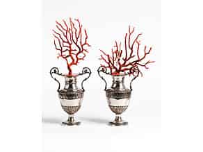 Detailabbildung:  Paar rote Korallenbäume in silbernen Louis XVI-Amphorenvasen