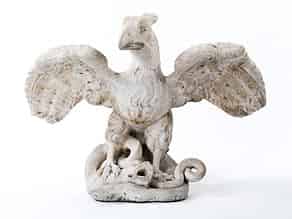 Detailabbildung:  Marmorfigur eines auf einer Schlange stehenden Adlers