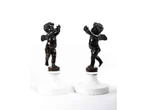Detailabbildung:  Paar Puttenfiguren in Bronze