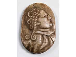Detailabbildung:  Ovales Marmorrelief mit Büste eines adeligen Herrn im Mantel