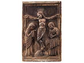 Detailabbildung:  Reliefplatte mit Darstellung Christus am Kreuz mit Maria und Johannes