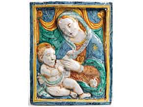 Detailabbildung:  Majolika-Bildplatte mit Darstellung der Maria mit dem Kind