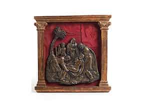 Detailabbildung:  Bronzerelief mit Darstellung der Kreuzabnahme Christi